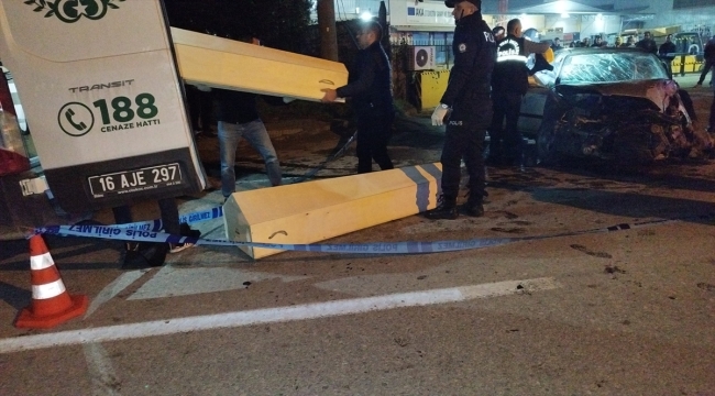 Bursa'da fabrika duvarına çarpan otomobildeki 2 kişi hayatını kaybetti