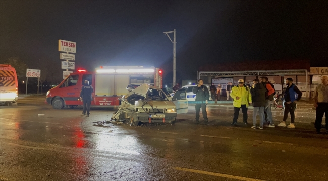 Bursa'da kamyonetle çarpışan otomobildeki 2 kişi yaralandı 