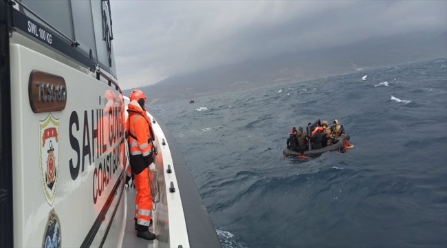 Çanakkale'de Türk kara sularına itilen 66 düzensiz göçmen kurtarıldı