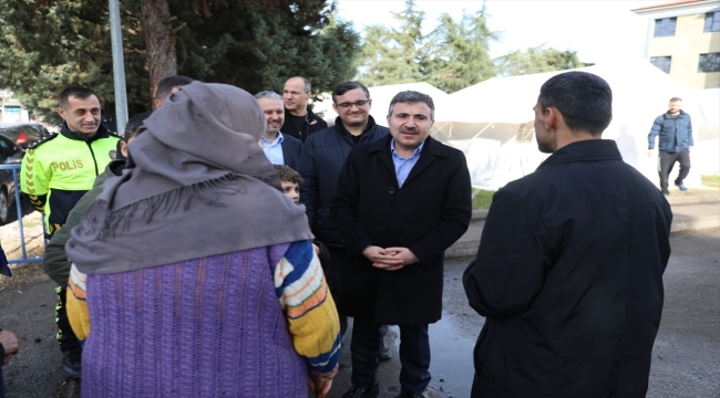 Düzce Valisi Atay, çadırlarda kalan depremzedeleri ziyaret etti