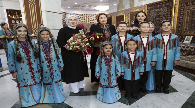 Emine Erdoğan Türkmen El Sanatları Sergisi'ni gezdi