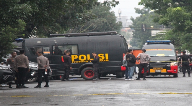 Endonezya'da polis karakoluna düzenlenen bombalı saldırıda 1 polis öldü