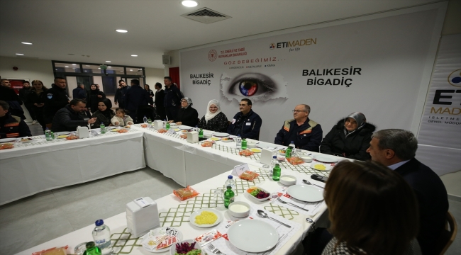 Enerji ve Tabii Kaynaklar Bakanı Dönmez, Balıkesir'de bor tesisi çalışanlarıyla buluştu