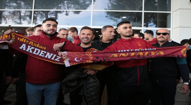 Galatasaray Futbol Takımı, kamp için Antalya'ya geldi