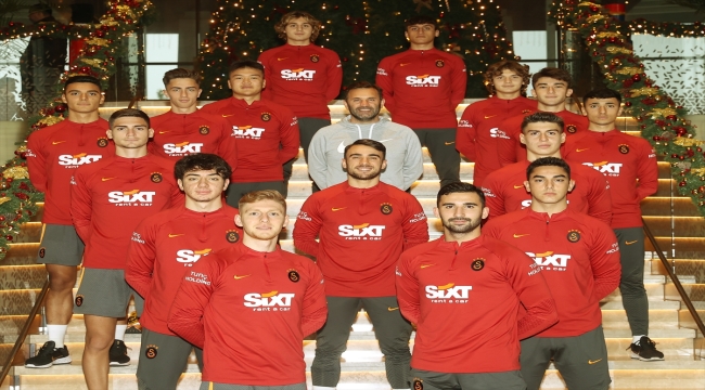 Galatasaray Teknik Direktörü Buruk, Antalya'da akademi oyuncuları ile bir araya geldi