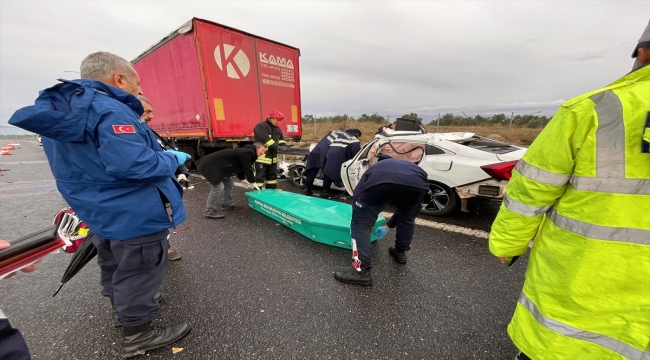 Manisa'da tıra arkadan çarpan otomobildeki 2 kişi öldü, 2 kişi yaralandı