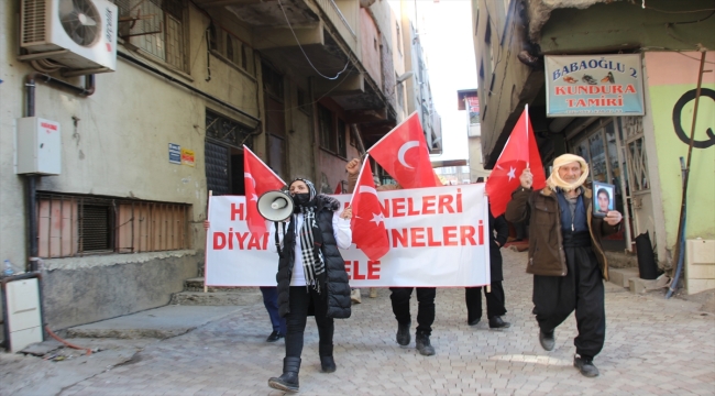 Hakkari'de aileler çocukları için HDP İl Başkanlığı önünde eylem yaptı