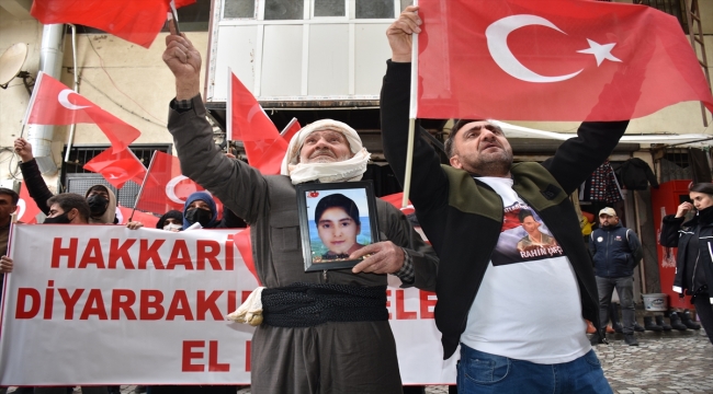 Hakkari'de çocukları dağa kaçırılan aileler HDP İl Başkanlığı önündeki eylemlerini sürdürdü