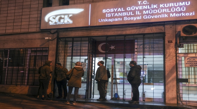 İstanbul'da EYT için işlem yapmak isteyen vatandaşlar geceden sıraya girdi