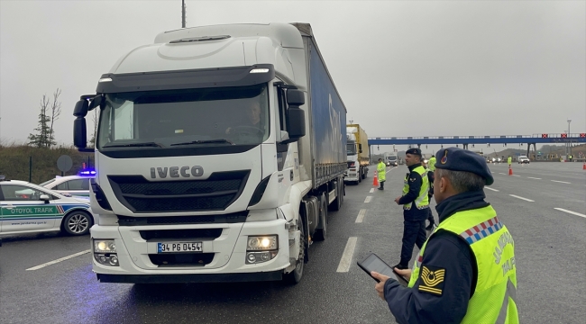 İstanbul'da jandarma "kış lastiği" denetimi yaptı