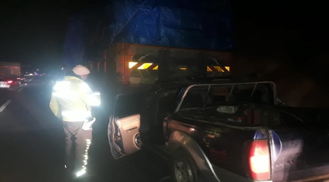 Kahramanmaraş'ta kamyona arkadan çarpan kamyonetteki 5 kişi yaralandı