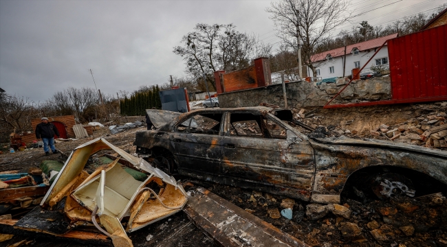 Kiev'e bağlı köyde İHA'nın düşürülmesi sonucu oluşan enkaz kaldırılıyor