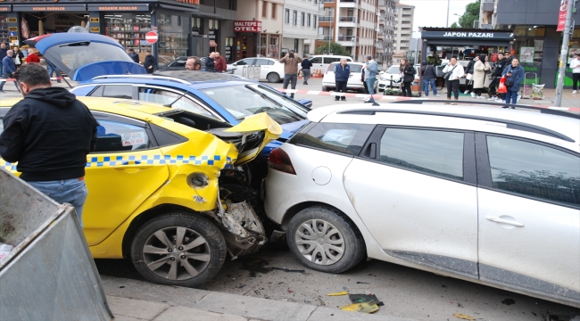 Maltepe'de zincirleme trafik kazasında 2 kişi yaralandı
