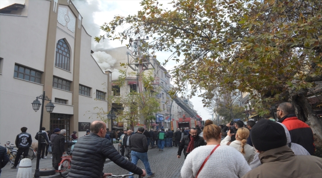 Manisa'da üç katlı binanın çatısında çıkan yangın söndürüldü