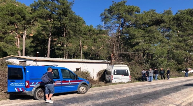 Marmaris'te iş yerinin duvarına çarpan minibüsteki 6 kişi yaralandı