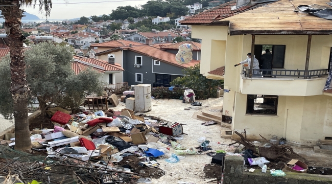 Muğla'da kedi ve köpek ölülerinin bulunduğu evden 2 kamyon çöp çıkarıldı