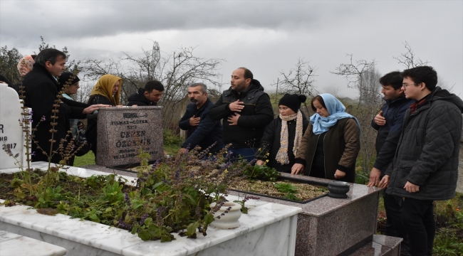 Öldürülen üniversite öğrencisi Ceren Özdemir mezarı başında anıldı