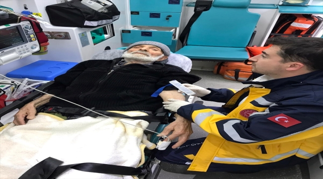 Rize'de evinden alınan hasta 200 metre uzaktaki ambulansa sedyeyle taşındı