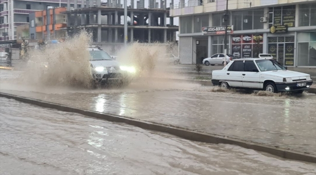 Şanlıurfa'da sağanak hayatı olumsuz etkiledi