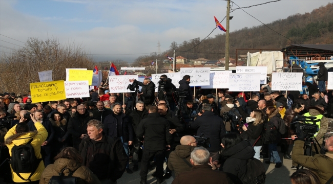 Sırplar Kosova'nın kuzeyinde protesto gösterisi düzenledi
