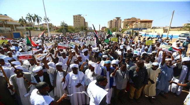 Sudan'da yüzlerce kişi, ordu ile siviller arasında imzalanacak anlaşmayı protesto etti