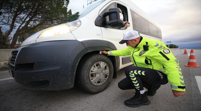 Trakya'da trafik ekipleri ticari araçlarda "zorunlu kış lastiği" denetimi yaptı 