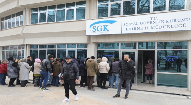 Trakya'daki SGK müdürlüklerinde EYT'lilerin yoğunluğu sürüyor
