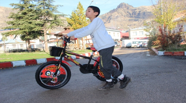 Tunceli'de zihinsel engelli çocuğun bisiklet hayalini kaymakam gerçekleştirdi