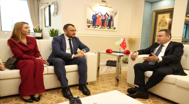 Ukrayna Büyükelçisi Bodnar, Antalya Büyükşehir Belediye Başkanı Böcek'i ziyaret etti