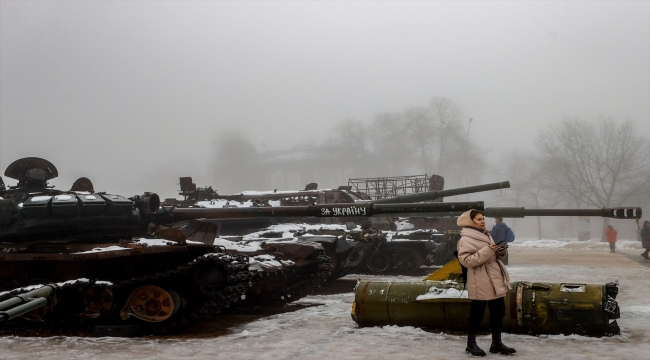 Ukrayna ordusunca ele geçirilen Rus tankları başkent Kiev'deki meydanlarda sergileniyor