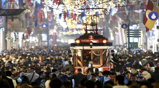 Yeni yıla saatler kala Taksim'de yoğunluk yaşanıyor