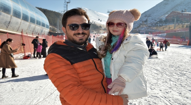 Aileler "karne hediyesi" olarak çocuklarını Palandöken'e kayak tatiline getirdi