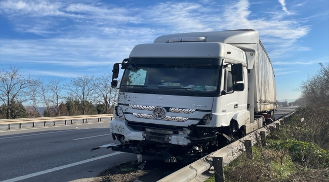 Anadolu Otoyolu'nda tırın 5 otomobile çarptığı kazada 1 kişi öldü, 1 kişi yaralandı