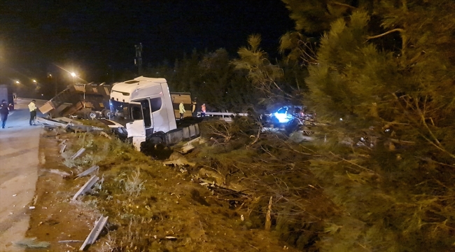 Anadolu Otoyolu'nun Kocaeli kesiminde refüje çarpan tır ulaşımı aksattı