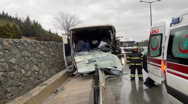 Anadolu Otoyolu'nun Kocaeli kesiminde zincirleme trafik kazasında 4 kişi yaralandı