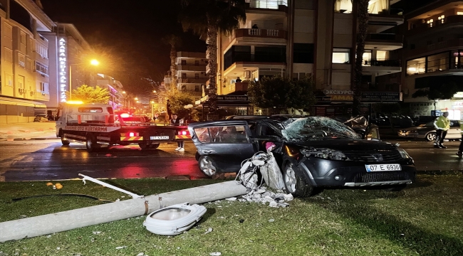 Antalya'da elektrik direğine çarpan otomobildeki 5 kişi yaralandı