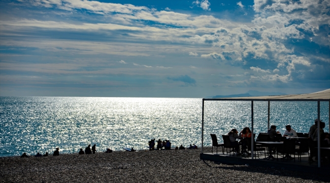 Antalya'da fırtına sonrası güneşli havayı fırsat bilenler denize girdi