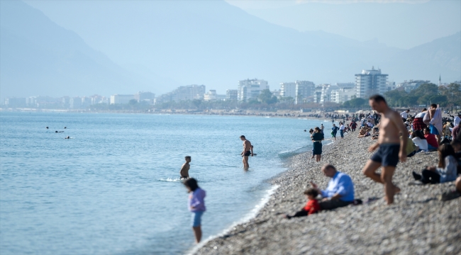 Antalya'da güneşli havayı fırsat bilenler denizde yüzdü 