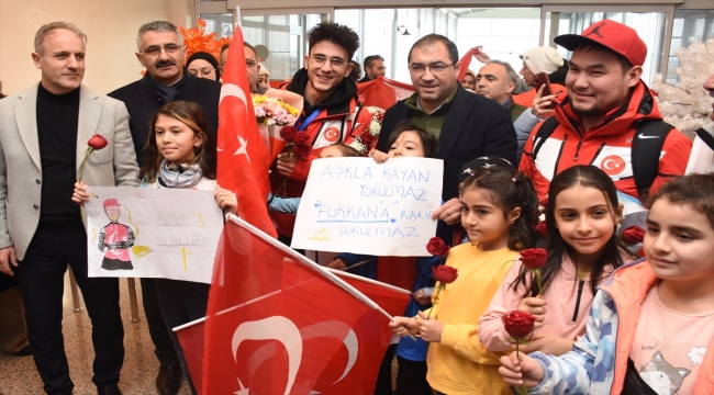 Avrupa 3'üncüsü sürat patenci Furkan Akar Erzurum'da coşkuyla karşılandı
