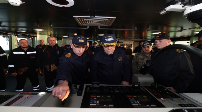 TSK komuta kademesi, Türkiye'nin en büyük savaş gemisinde incelemelerde bulundu