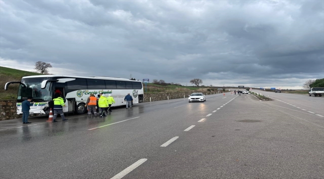 Balıkesir'de hurdaya dönen otomobilin sürücüsü kazadan hafif yaralı kurtuldu