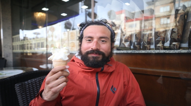 Bisiklet ile tura çıkan Şilili çift Kahramanmaraş'ta dondurma için mola verdi