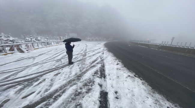 Bolu Dağı'nda kar yağışı etkili oluyor