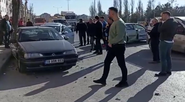 Çorum'da zincirleme trafik kazasında 5 kişi yaralandı