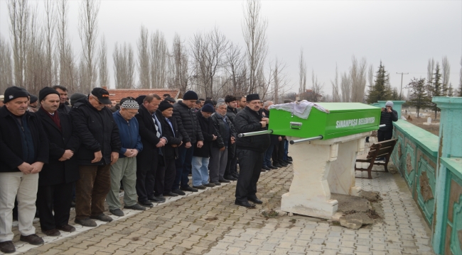 Denizli'de eşi tarafından bıçaklanarak öldürülen kadının cenazesi Afyonkarahisar'da defnedildi