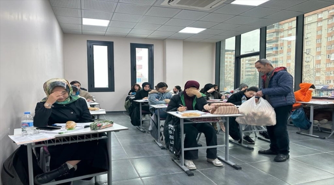 Diyarbakır'da Kayapınar Belediyesi yaşlı ve engellilere yemek, öğrencilere de sandviç dağıtıyor