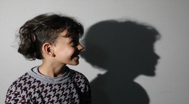 Doğuştan işitme engelli Suriyeli çocuğa İzmir'de biyonik kulak takıldı