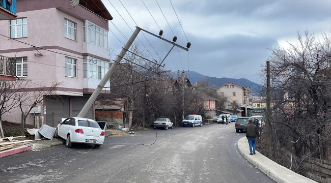 Ehliyetsiz sürücünün kullandığı otomobil önce yayaya ardından direğe çarptı