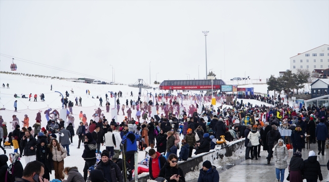 Erciyes Kayak Merkezi'nde hafta sonu yoğunluk yaşandı