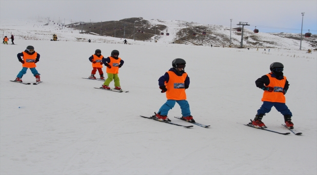 Erciyes'te "Kar Fırtınaları Projesi" ile geleceğin kayakçıları yetiştiriliyor